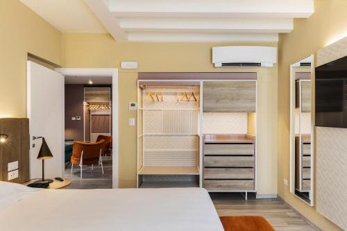 罗马Adesso Hotel的卧室配有白色的床和书桌