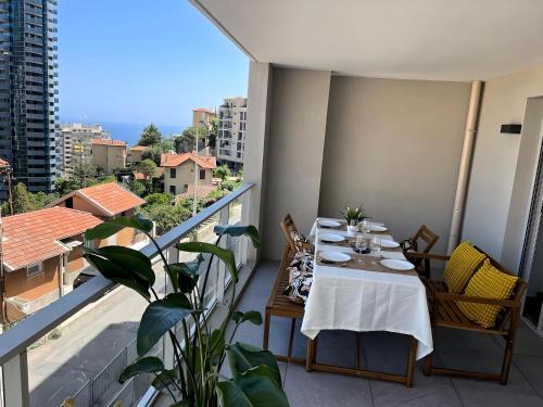 Appartement neuf, Monaco avec vue mer餐厅或其他用餐的地方