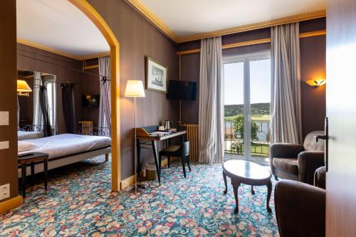 马尔比伊松勒拉克餐厅酒店的配有一张床和一张书桌的酒店客房
