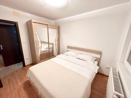 蒂米什瓦拉ADG 2 - Apartament cu 3 camere Timisoara的白色卧室配有床和椅子