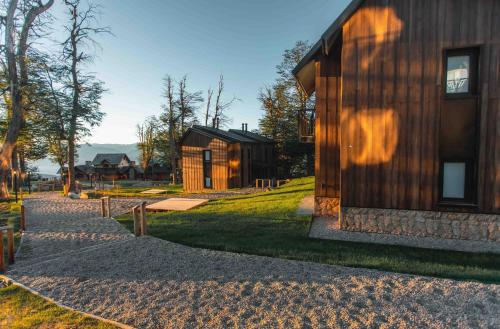 圣马丁德洛斯El Refugio Ski & Summer Lodge的木屋,有通往木屋的路径