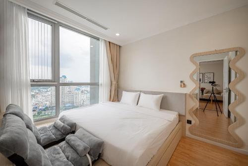 胡志明市Lucky Landmark的一间卧室设有一张大床和一个大窗户