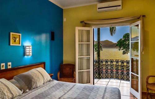 乌巴图巴Hotel Villa Di Rimini的一间卧室设有一张床和一个滑动玻璃门