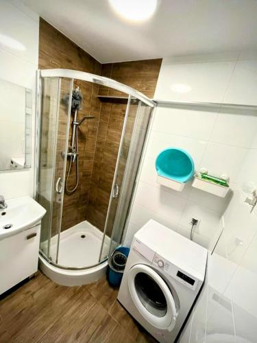 华沙Ursus Rooms-Self Check-in的带淋浴和洗衣机的浴室
