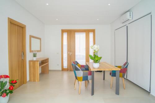 奥尔比亚Nuova -Luxury Rooms & Apartment-的一间带桌椅的用餐室