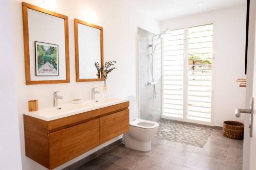 莱昂斯-达赫雷TI PAYOT的一间带水槽和卫生间的浴室以及窗户。