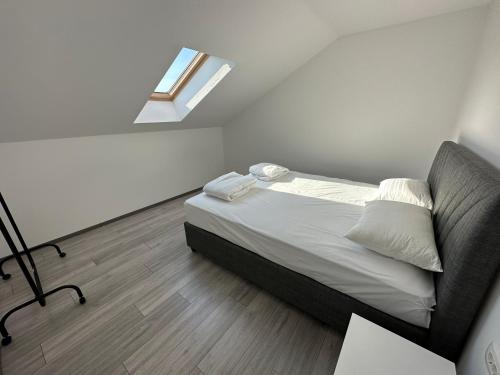 萨拉热窝Davud Apartments的一间卧室配有一张床和天窗