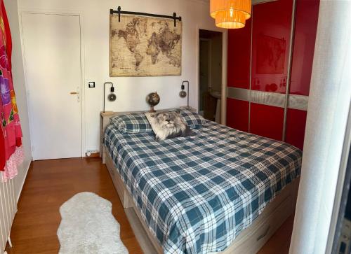 丰特奈苏布瓦Chambre salle de bain privée à 20 minutes de Paris的一间卧室配有一张带蓝色铺面毯子的床