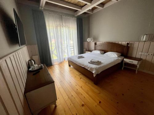 塔塔里夫Hygge的一间卧室设有一张床和一个大窗户