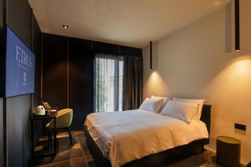 庞特卡格纳诺Etrus - Boutique Room & Rooftop的一间卧室配有一张床、一张书桌和一个窗户。