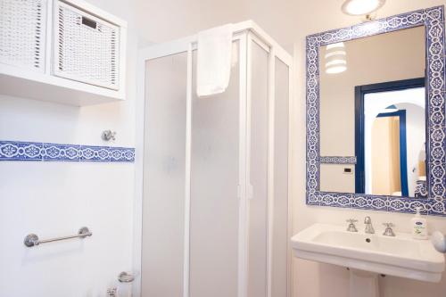 圣维托罗卡波Villa Blumarine sul mare的白色的浴室设有水槽和镜子