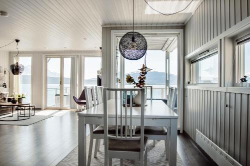 Mestervik玛拉根度假村酒店的一间配备有白色桌椅的用餐室