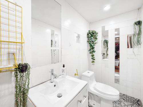 纽约BeHome by LuxUrban的白色的浴室设有卫生间和水槽。
