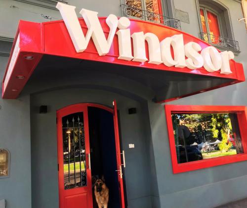 门多萨Hotel Windsor Mendoza的大楼内一家winos餐馆的标志