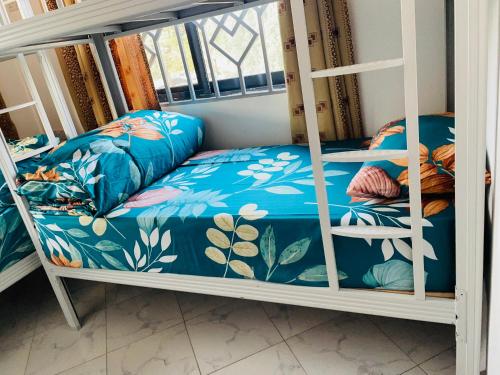 阿鲁沙Mufasa city Hostel and Apartments的带床架的客房内的双层床
