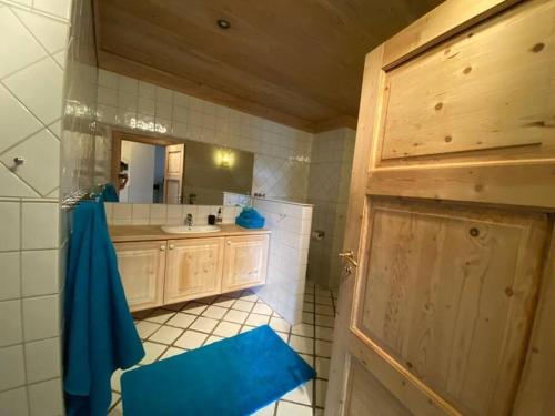 阿斯克尔La Casa Nostra in Asker, only 17 minutes to Oslo的一间带水槽和镜子的浴室