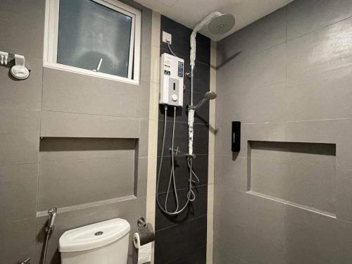 金宝Home Feel @ Superior Deluxe Room Champs Elysees的带淋浴和卫生间的浴室以及窗户。