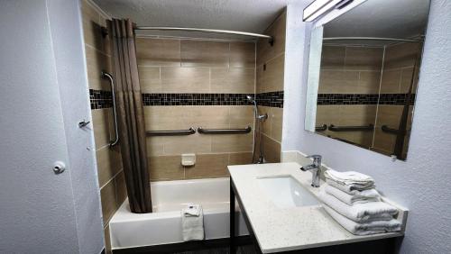 贝敦Studio 6 Baytown, Tx - Garth Road的浴室配有盥洗盆和带镜子的淋浴