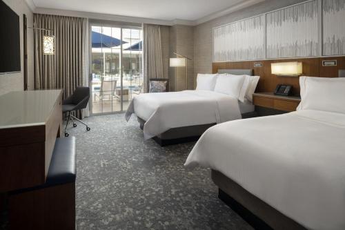 帕罗奥多The Westin Palo Alto的酒店客房配有两张床和一张书桌
