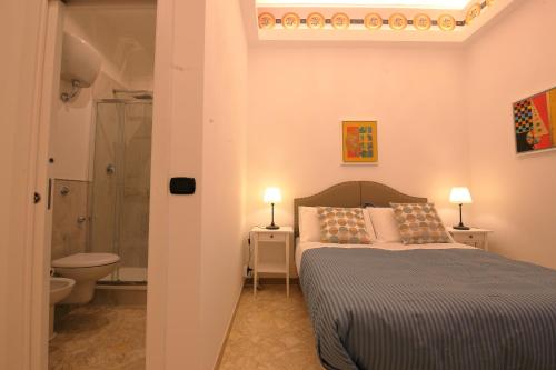 巴里L.T. BARI SUITE _ Locazioni Turistiche _的一间卧室设有一张床、淋浴和卫生间