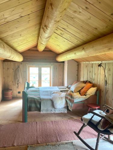 SkjåkKufjøset的卧室配有木制天花板上的床铺