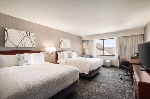 萨利纳斯萨利纳斯蒙特利万豪万怡酒店的酒店客房设有两张床和一台平面电视。