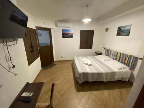包内伊B&b Boladina Experience的配有一张床和一台平面电视的酒店客房