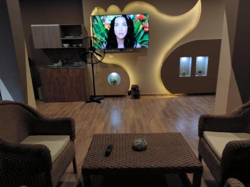 里奥阿查Villa campestre Meqo的客厅的墙上配有平面电视。