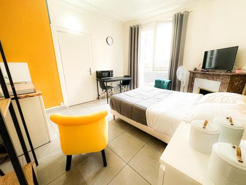 莫城Société Key-s/Meaux/Suite2-Rhapsody的酒店客房,配有床和黄色椅子