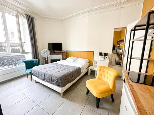 莫城Société Key-s/Meaux/Suite2-Rhapsody的一间卧室配有一张床和一把椅子