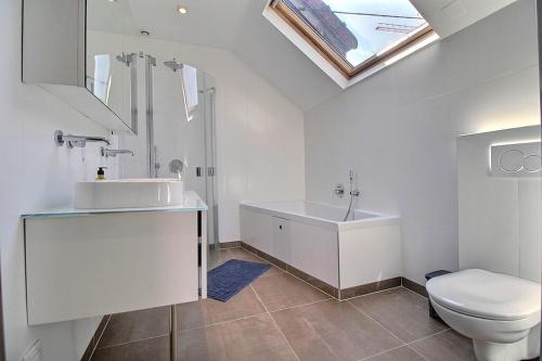 欧奈索斯博伊斯Maison familiale - Gare d'Aulnay的白色的浴室设有水槽和卫生间。