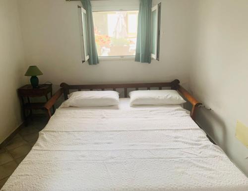 卡麦奥雷GIARDINO FIORITO的一间卧室设有一张大床和窗户