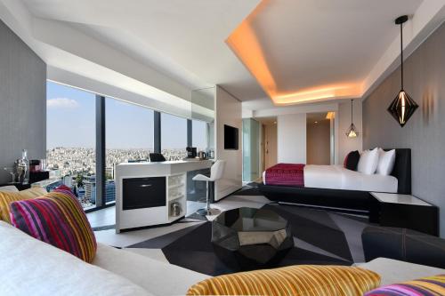 安曼W Amman Hotel的酒店客房设有床和客厅。