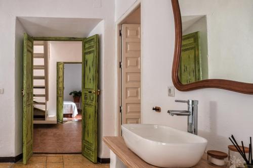 Canillas de AceitunoEncanto Guesthouse的浴室设有白色水槽和镜子