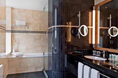 维也纳维也纳普拉特公园/博览会万怡酒店的一间带玻璃淋浴和水槽的浴室