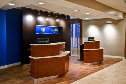 海恩尼斯海恩尼斯科德角万怡酒店的大堂设有前台和墙上的电视。