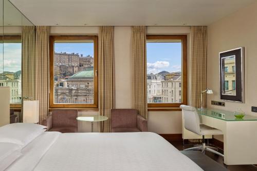 爱丁堡喜来登大酒店&SPA的酒店客房设有一张床、一张书桌和窗户。