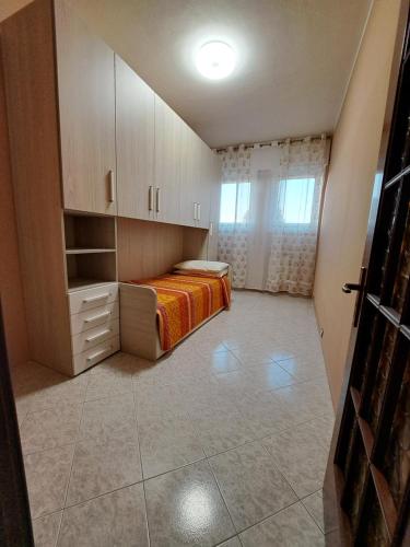 奇尼塞洛巴尔萨莫Stanza Fulvio Testi MI的一间小卧室,配有床和窗户