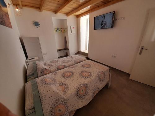 阿尔布费拉Ibiza Suite Independent bedroom and bathroom的一间卧室设有两张床,墙上配有电视。