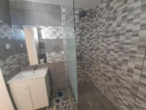 阿尔布费拉Ibiza Suite Independent bedroom and bathroom的带淋浴、水槽和镜子的浴室