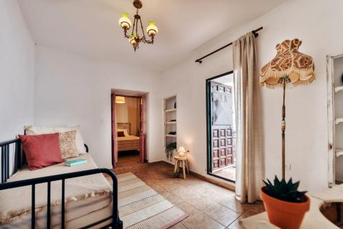 Canillas de AceitunoEncanto Guesthouse的一间带床和镜子的客厅