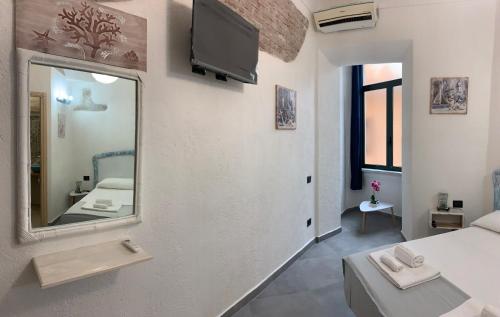 马达莱纳La Casa di Dario的一间带大镜子和床的卧室