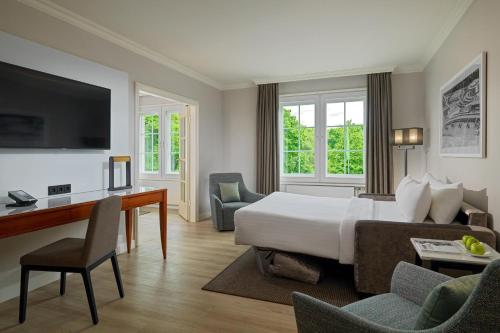 汉堡汉堡机场万怡酒店的配有一张床和一张书桌的酒店客房
