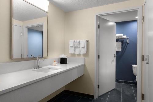 温斯顿·塞勒姆温斯顿塞勒姆汉斯商城万怡酒店的一间带水槽和镜子的浴室