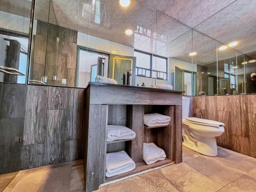 乔卢拉Hotel Casa Real Cholula的一间带木制柜台和卫生间的浴室