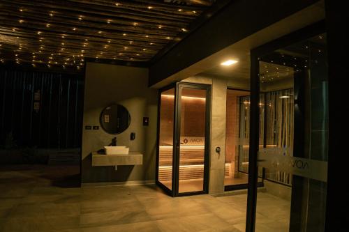 特鲁希略Awqa Loft & Camp的一间带水槽和镜子的浴室