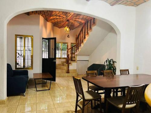 洛德马科斯Casa San Marcos的一间带桌子的客厅和一间餐厅