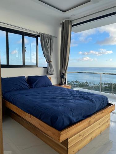 拉斯特拉纳斯Villa Ocean Blue的一间卧室设有一张大床,享有海景