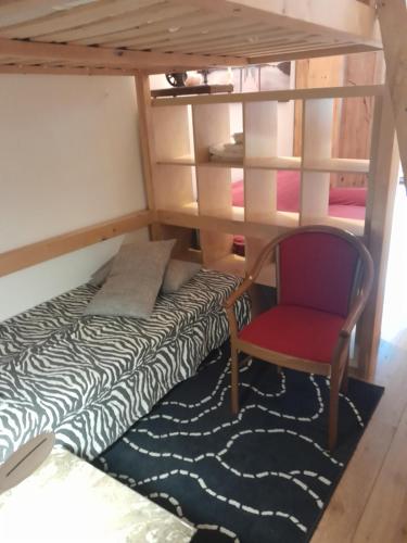 RoncegnoAl Volto的小房间的床和椅子