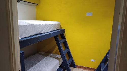 Hostal Panama Experience客房内的一张或多张双层床